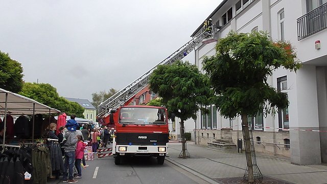 Feuerwehr&uuml;bung bei der Sparkasse
