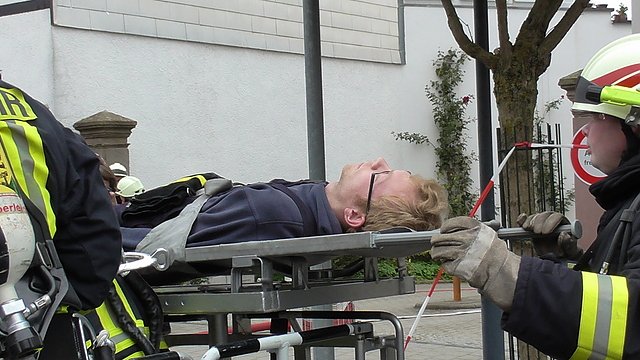 Feuerwehr&uuml;bung bei der Sparkasse