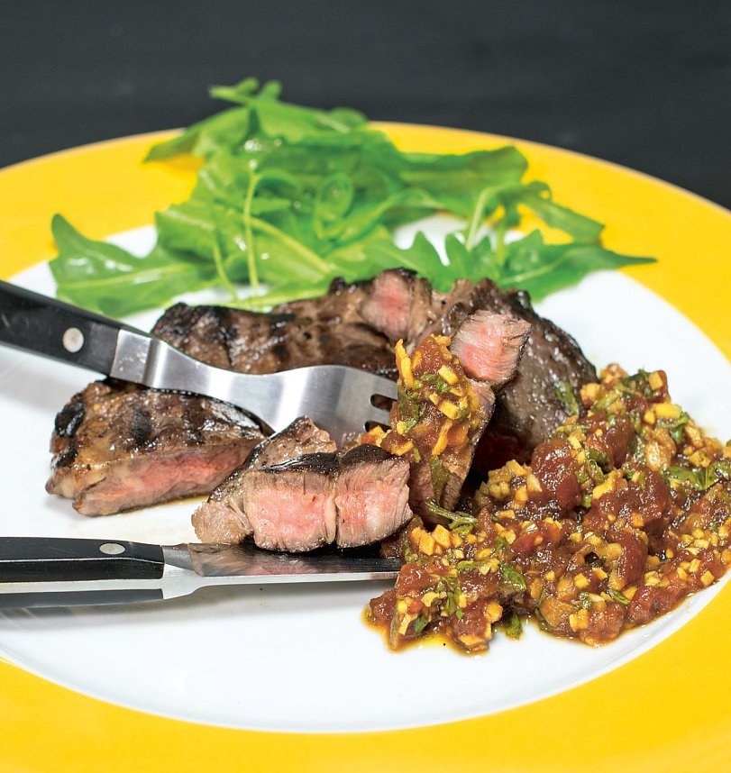 Scharf: Der sehr fein gehackte frische Ingwer bringt eine sommerlich-frische Sch&auml;rfe in die Salsa zu dem medium gegarten Grillsteak, die man sonst eher milden Chilis zutrauen w&uuml;rde.