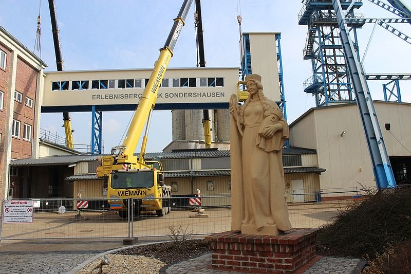 Neue Seilfahrtsbr&uuml;cke wird montiert