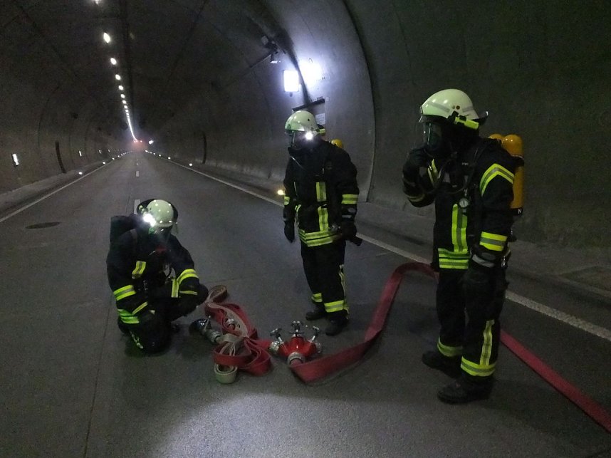 Gro&szlig;&uuml;bung im H&ouml;llbergtunnel