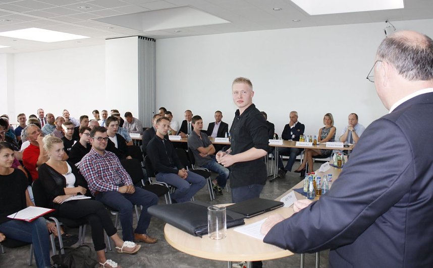 Alexander Kohl berichtet &uuml;ber seine Erfahrungen aus den ersten beiden Ausbildungsjahren. Auch Gesch&auml;ftsf&uuml;hrer Helmut Peter h&ouml;rt interessiert zu.