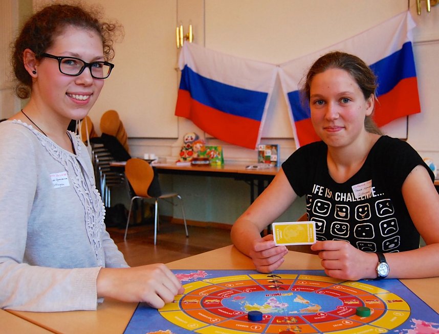 Spielend Russisch lernen: Katharina Schick (17) und Elisareta Varnavski (17)