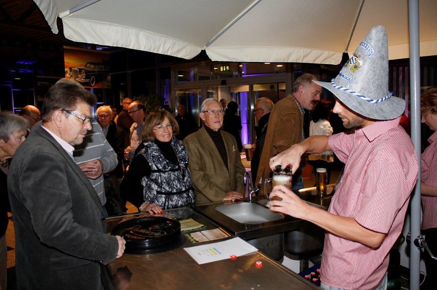 Gewichtiger Gast zum Oktoberfest im Autohaus Peter