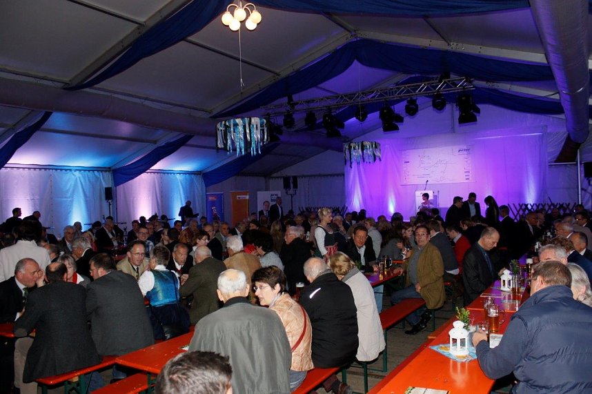 Gewichtiger Gast zum Oktoberfest im Autohaus Peter