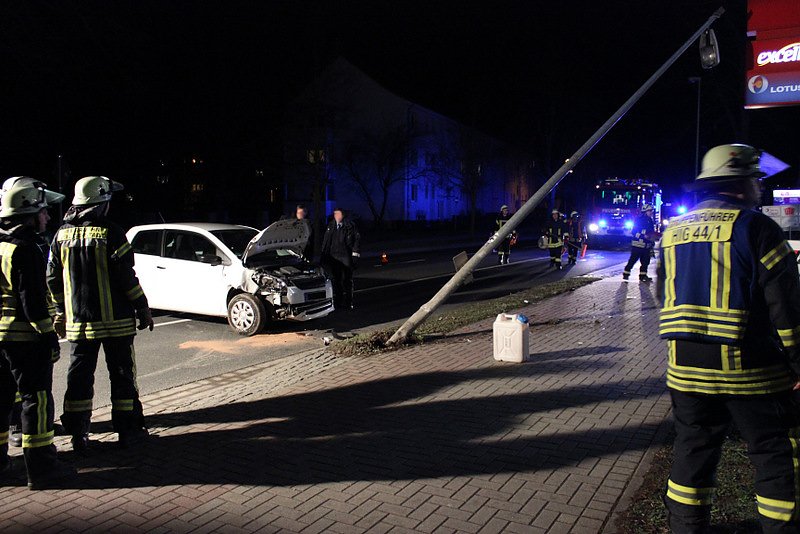 Stra&szlig;enlaterne angefahren