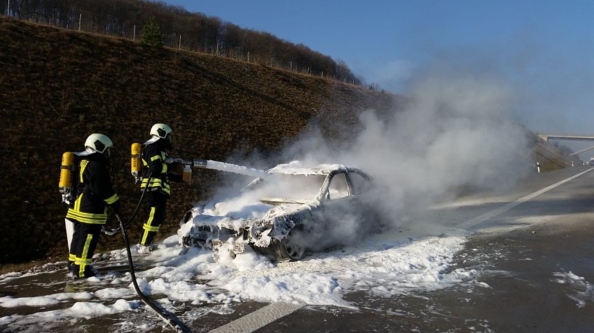 Vollsperrung auf der A38 wegen eines Fahrzeugbrandes