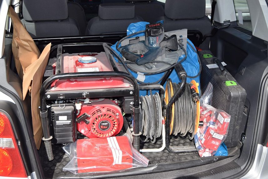 Waffen, Masken und Beutegut