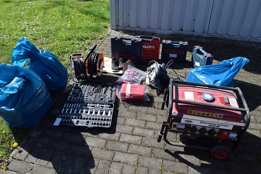 Waffen, Masken und Beutegut