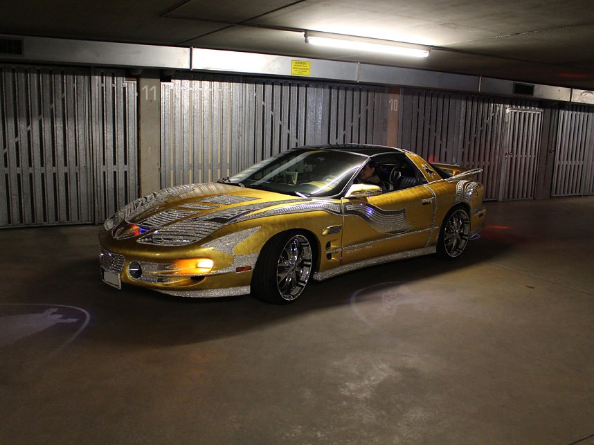 20 Jahre mobile.de: Mit 24-Karat-Blattgold ummantelt und 300.000 Strass-Steinen verziert, sucht dieser Pontiac Firebird Trans Am heute noch einen neuen Besitzer. Wird er bald am Persischen Golf funkeln? (Quelle: Portal-Manufaktur)
