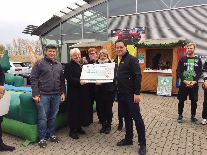 Neue Technik und Spenden f&uuml;r Vereine - im Autohaus Albertsmeyer freute man sich heute nicht nur &uuml;ber schicke Autos