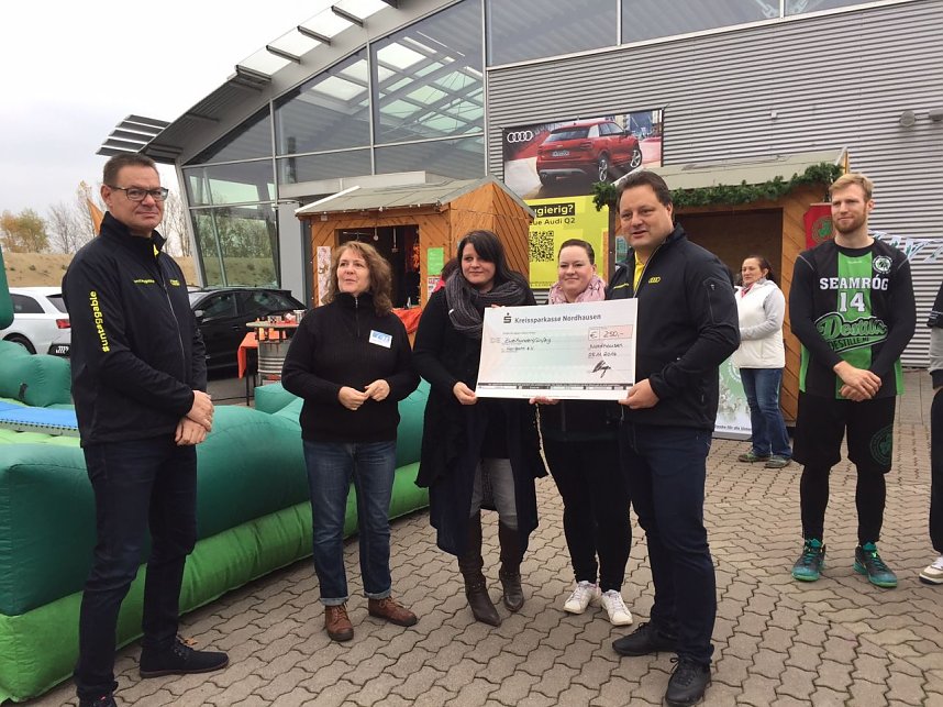 Neue Technik und Spenden f&uuml;r Vereine - im Autohaus Albertsmeyer freute man sich heute nicht nur &uuml;ber schicke Autos