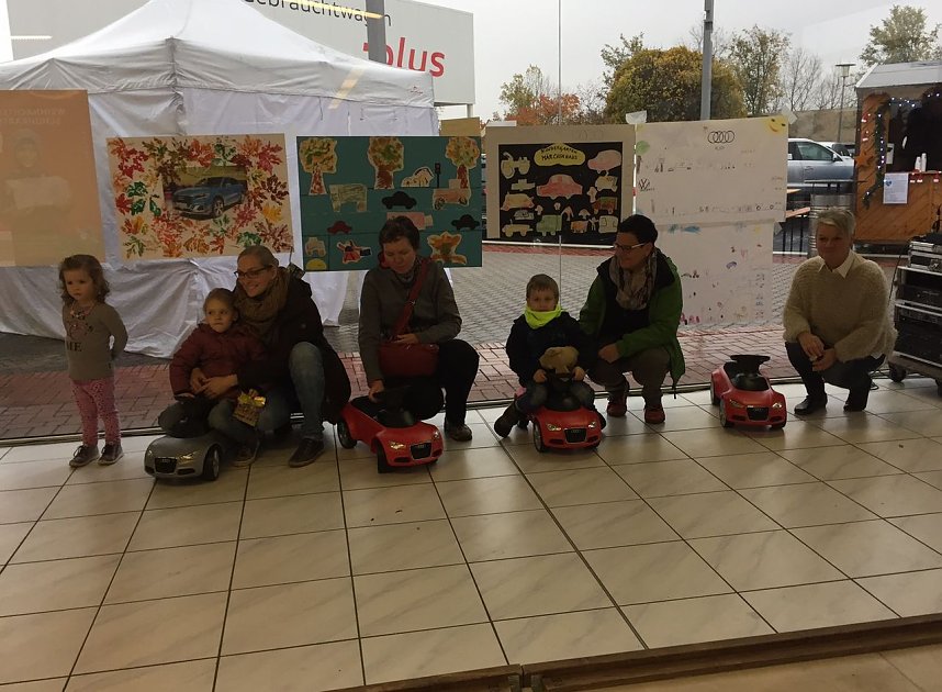 Bobby Cars an die sechs Kitas &uuml;bergeben, die ein Bild zum Thema Audi abgegeben hatten