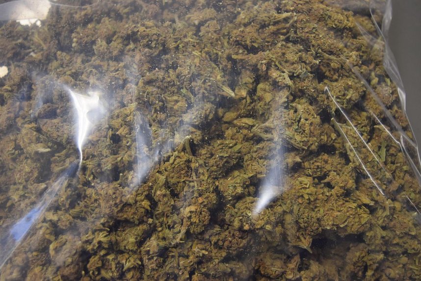 Sichergestellte Drogen und Waffen