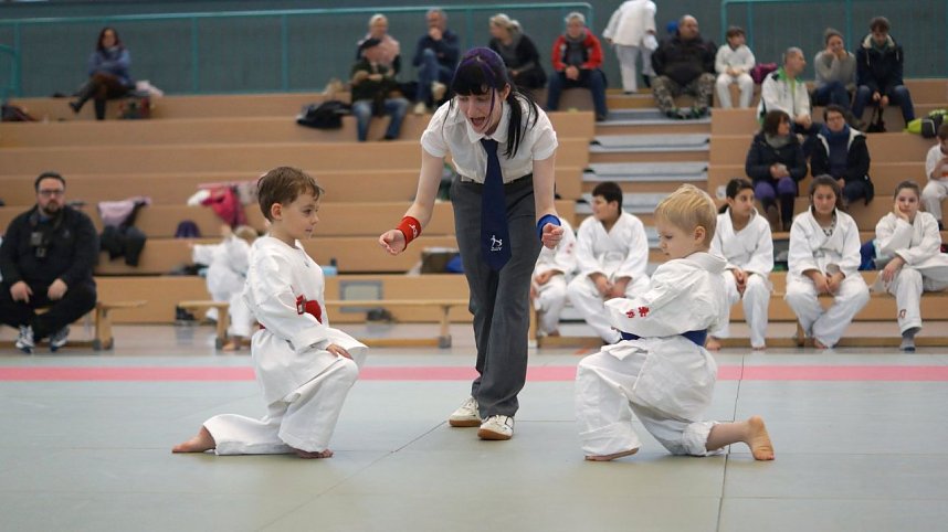auch die j&uuml;ngsten Mitglieder des Leinefelder Ju-Jutsu Vereins (U8) stellten sich der Herausforderung des Ju-Jutsu Wettkampfes; roter G&uuml;rtel: Gino Wiederhold | blauer G&uuml;rtel: Jayden Sebastian Eckert | Kampfrichterin: Annika Vogler
