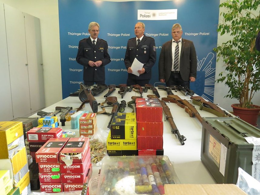 Pr&auml;sentation der sichergestellten Waffen und Munition