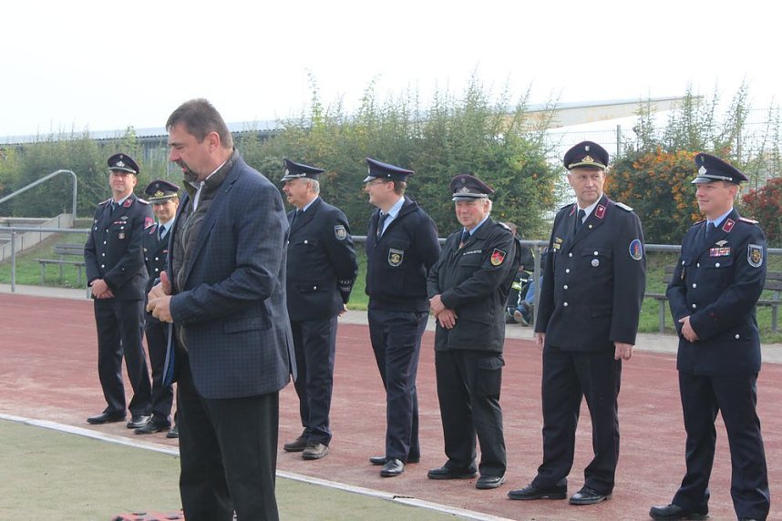 Leistungsspange von jungen Feuerwehrleuten erk&auml;mpft