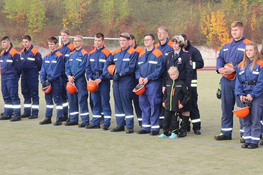 Leistungsspange von jungen Feuerwehrleuten erk&auml;mpft
