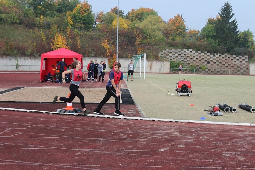 Leistungsspange von jungen Feuerwehrleuten erk&auml;mpft