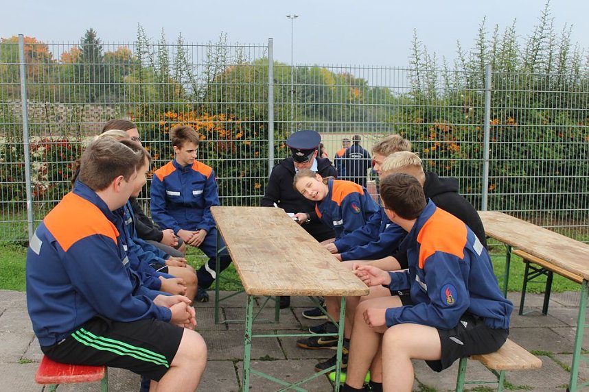 Leistungsspange von jungen Feuerwehrleuten erk&auml;mpft