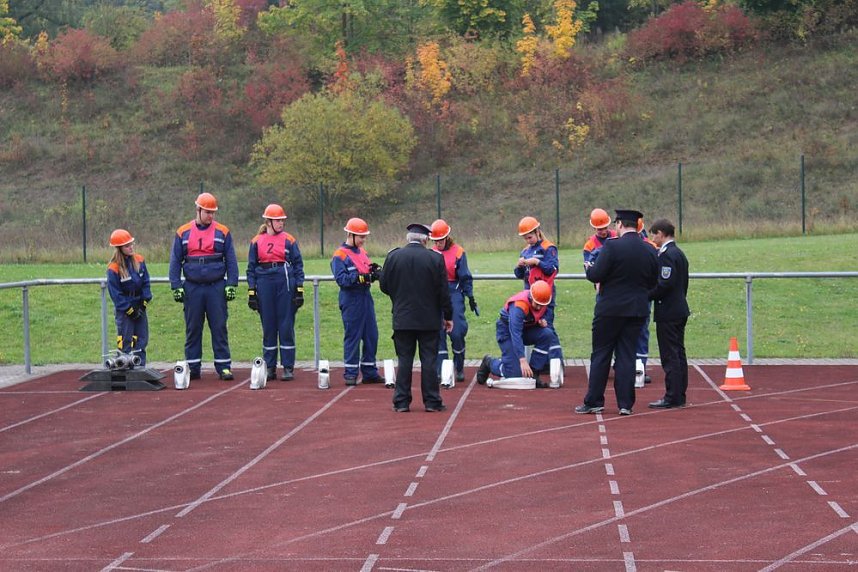 Leistungsspange von jungen Feuerwehrleuten erk&auml;mpft