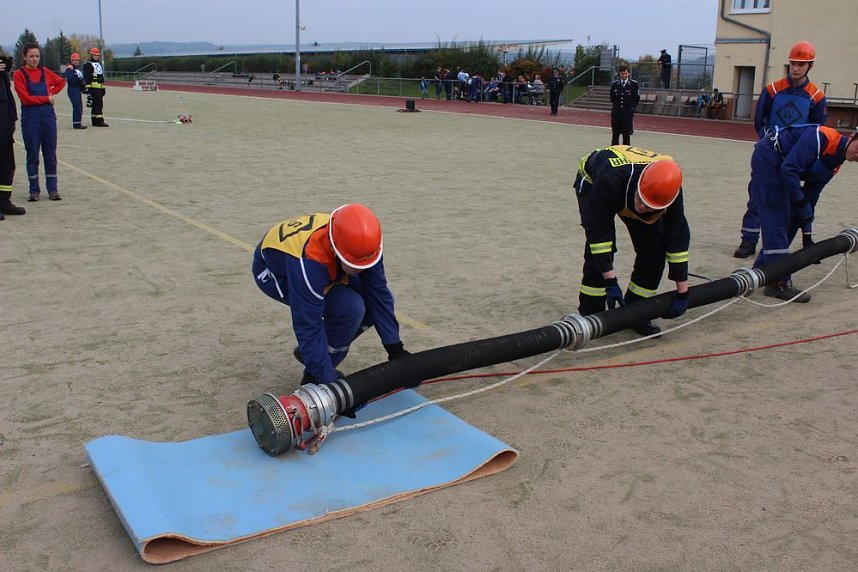 Leistungsspange von jungen Feuerwehrleuten erk&auml;mpft