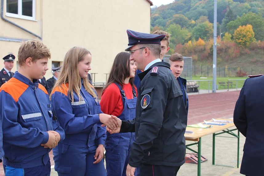 Leistungsspange von jungen Feuerwehrleuten erk&auml;mpft
