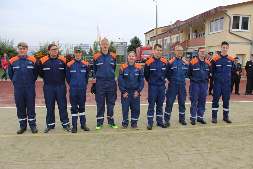 Leistungsspange von jungen Feuerwehrleuten erk&auml;mpft