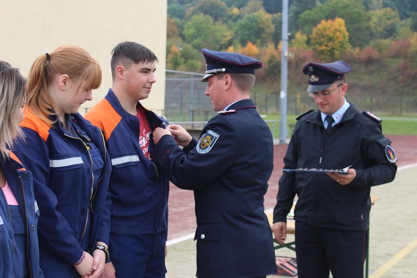 Leistungsspange von jungen Feuerwehrleuten erk&auml;mpft