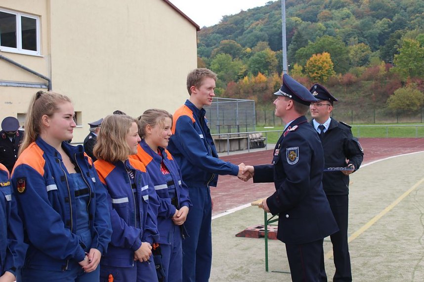 Leistungsspange von jungen Feuerwehrleuten erk&auml;mpft