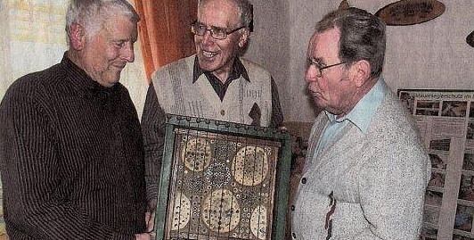 Zu einem Klassentreffen brachte Wilhelm Roth (Mitte) ein selbst gezimmertes Haus f&uuml;r Wildbienen mit. Gerhard Seitz(links) und Lehrer Gerhard Stolz bewundern es.