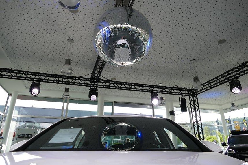 Afterwork-Party im Mercedes-Autohaus