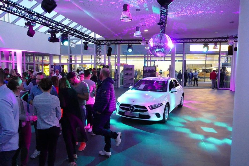 Afterwork-Party im Mercedes-Autohaus