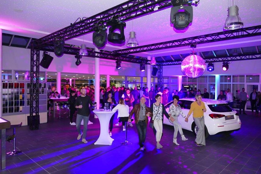 Afterwork-Party im Opel-Autohaus