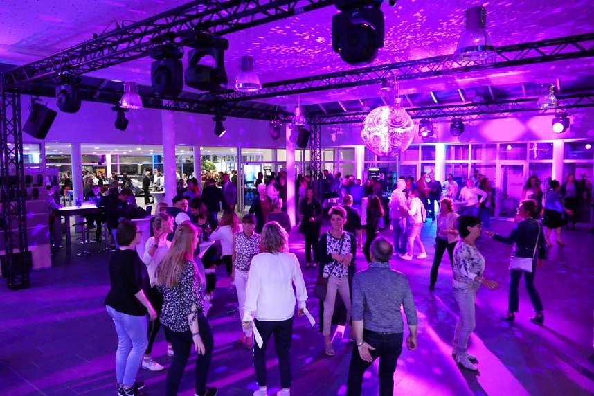 Afterwork-Party im Mercedes-Autohaus