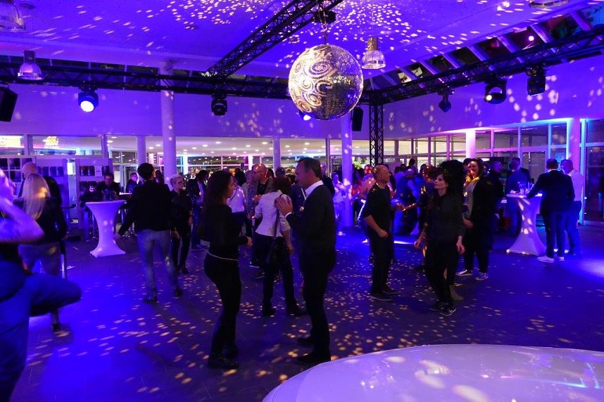Afterwork-Party im Mercedes-Autohaus