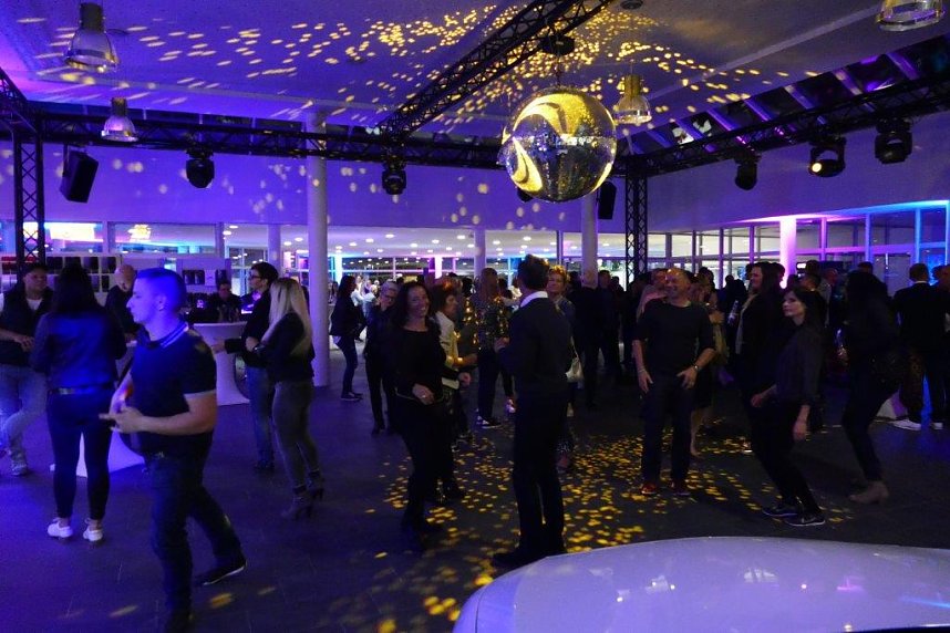 Afterwork-Party im Mercedes-Autohaus