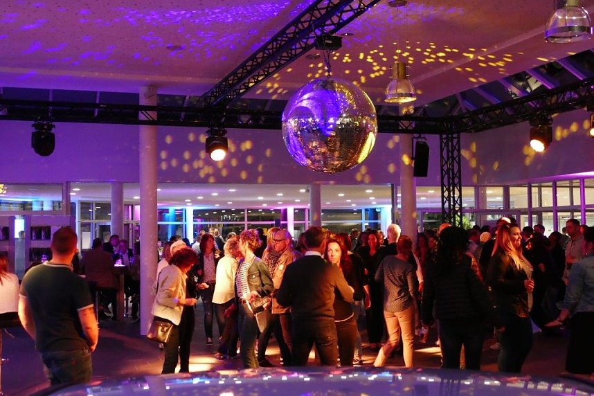 Afterwork-Party im Mercedes-Autohaus