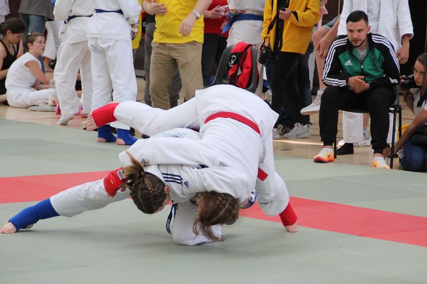  Madlen (links, blau) mit Wurf