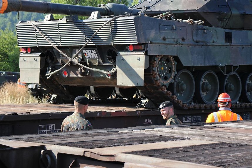Panzer in Richtung Litauen verladen
