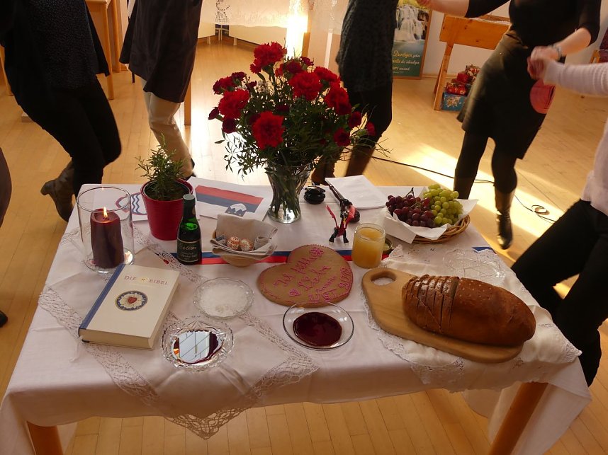  w&auml;hrend die Damen noch das Tanzbein schwingen lockt bereits die Festtafel