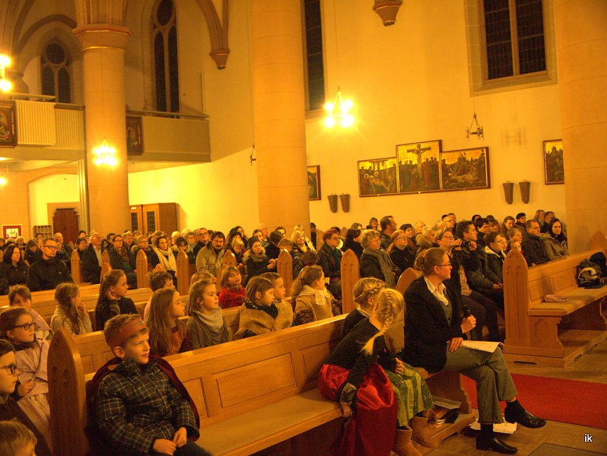 Elisabeth-Spiel in der Kirche