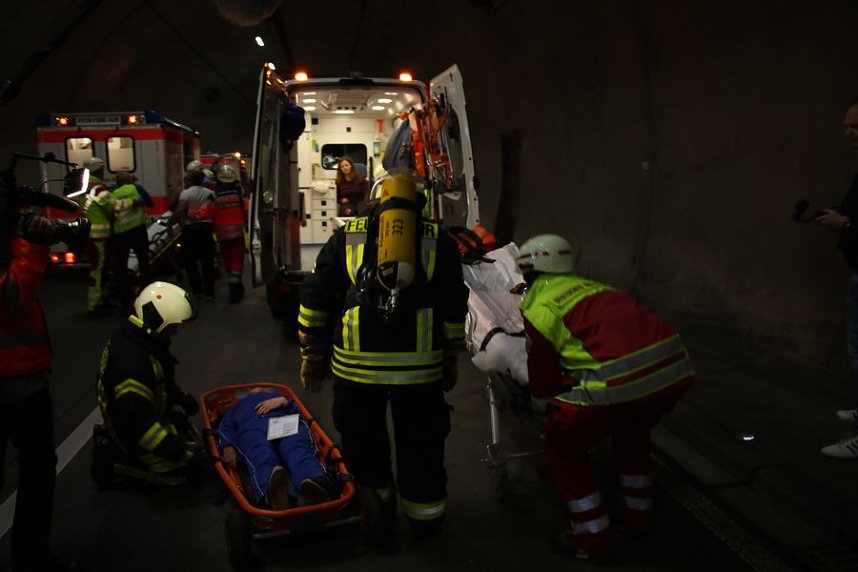 Gro&szlig;&uuml;bung im H&ouml;llbergtunnel
