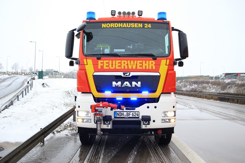 Transporter in der Mittelleitplanke