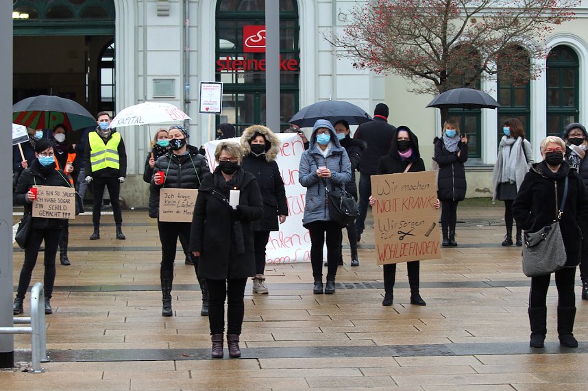 Proteste der Fris&ouml;rinnung vor dem Nordh&auml;user Bahnhof