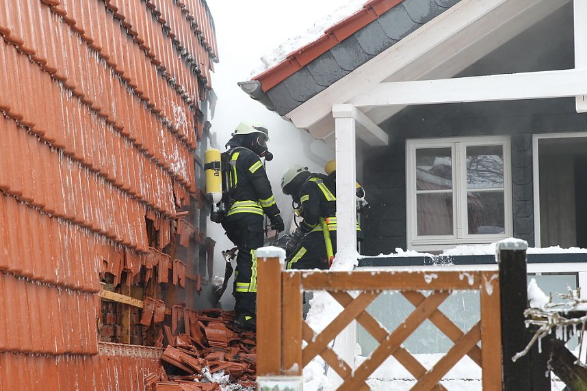 Dachstuhlbrand griff auf Nachbarh&auml;user &uuml;ber