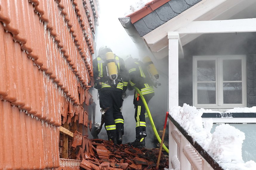 Dachstuhlbrand griff auf Nachbarh&auml;user &uuml;ber