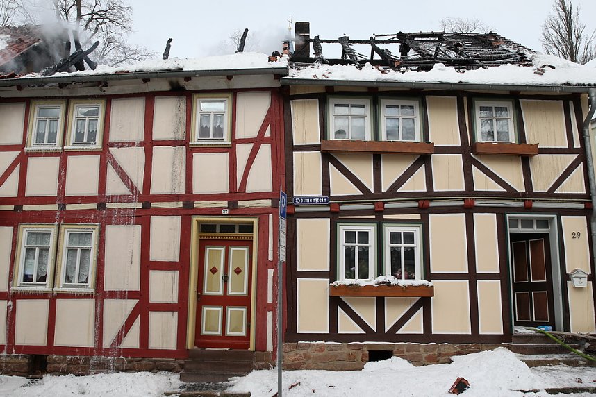 Dachstuhlbrand griff auf Nachbarh&auml;user &uuml;ber