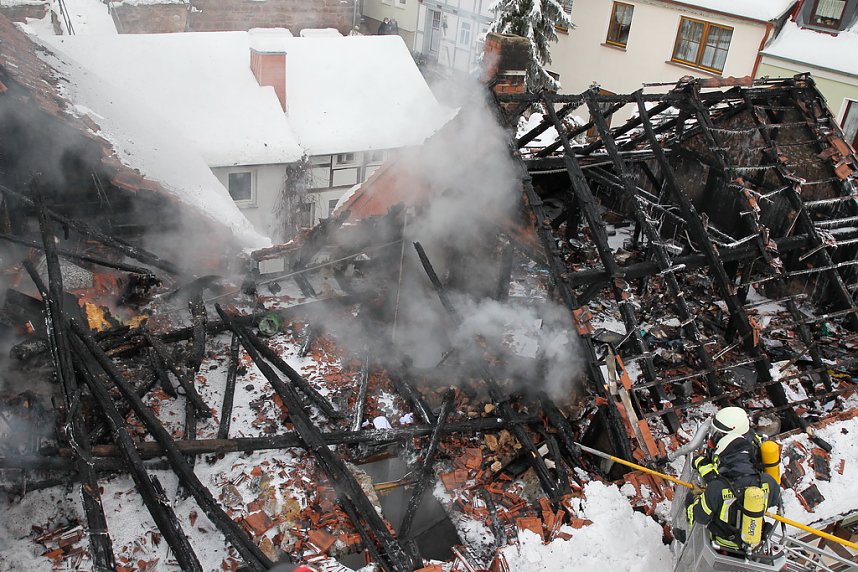 Dachstuhlbrand griff auf Nachbarh&auml;user &uuml;ber