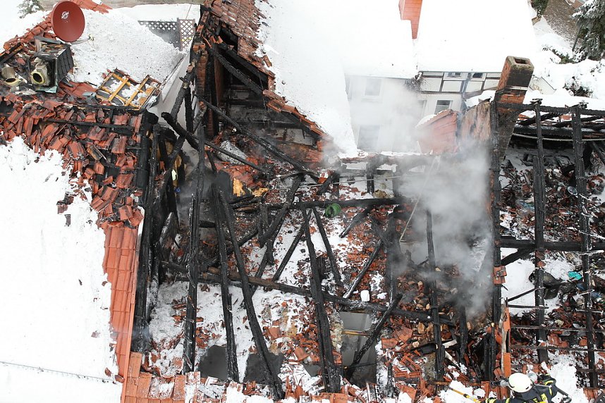 Dachstuhlbrand griff auf Nachbarh&auml;user &uuml;ber